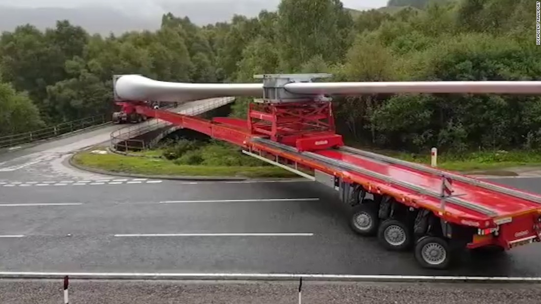 Trucker makes near-impossible turn hauling giant wind turbine blade
