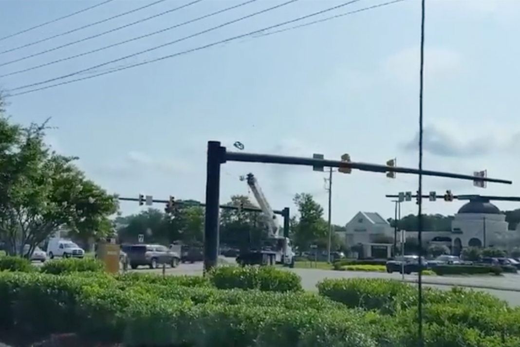 VIDEO: Crane truck takes down wires, traffic lights