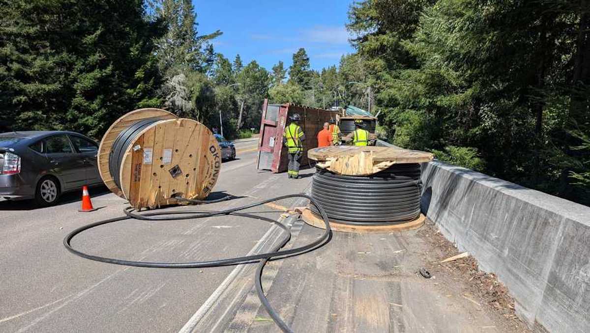 Spools of wire SCATTERED when flatbed flips on mountain highway