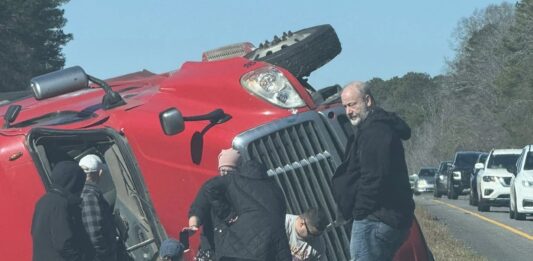 Off-duty cop praised for COURAGE after rescuing truck driver from overturned big rig in Alabama