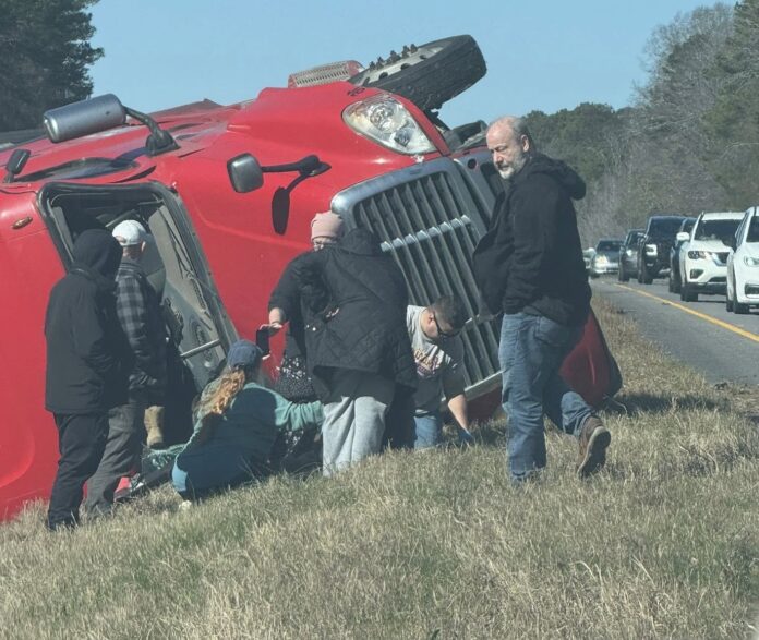 Off-duty cop praised for COURAGE after rescuing truck driver from overturned big rig in Alabama