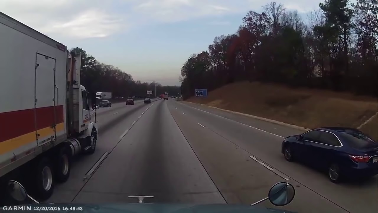 VIDEO: this motorist tried to enter a crowded exit lane at the wrong time