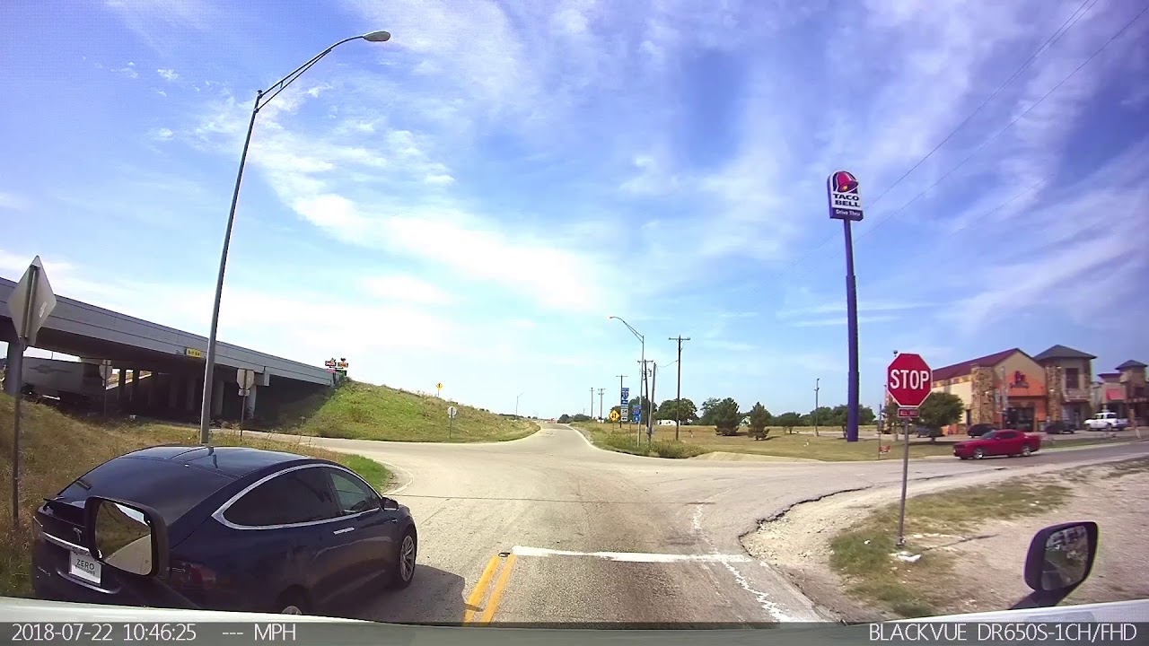 VIDEO: this motorist interrupted a big rig making a right turn