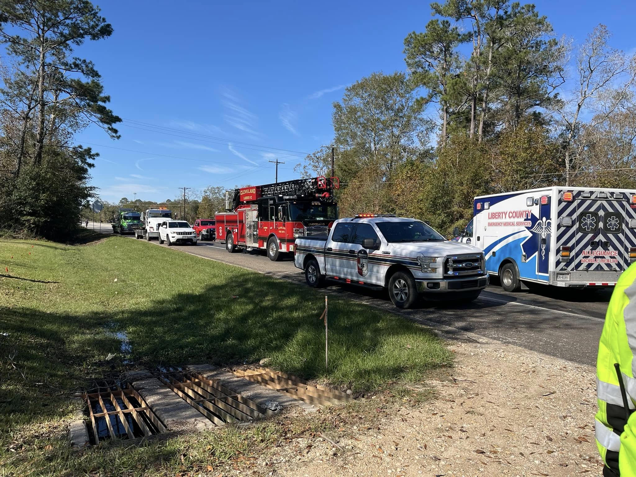 Two pickups CRUSHED between two big rigs in Texas